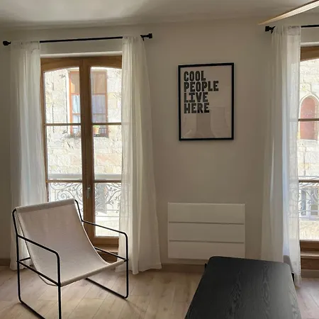 Cozy Champollion 1 *