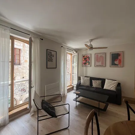 Cozy Champollion 1